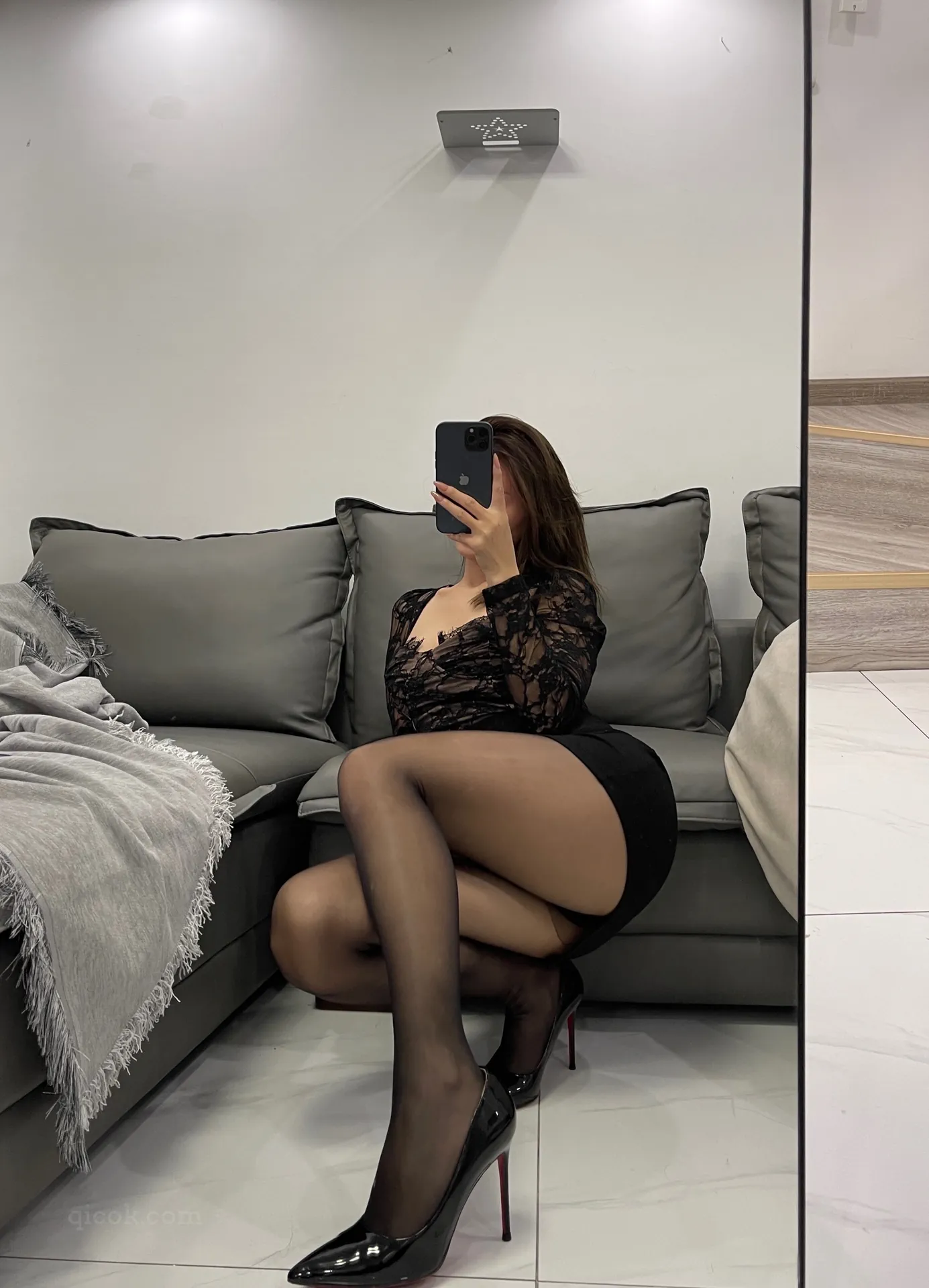 062.陈大小姐-微密圈系列 – 油亮黑丝蜜桃臀 [27P1V-87MB]-密图社