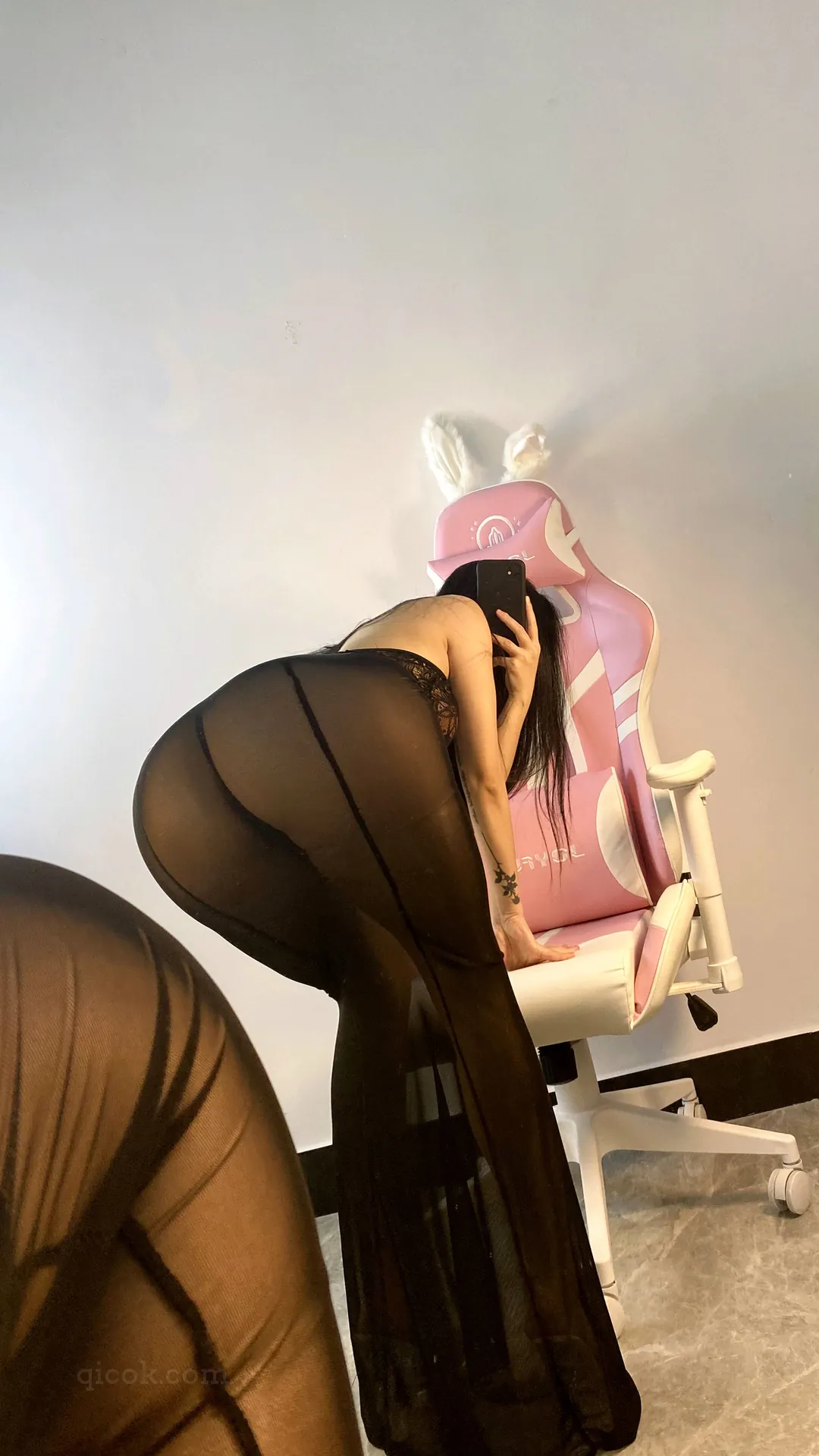 俏妞qiaoniuTT – NO.056 黑丝透明丁[12P-1V-68.8M]-密图社