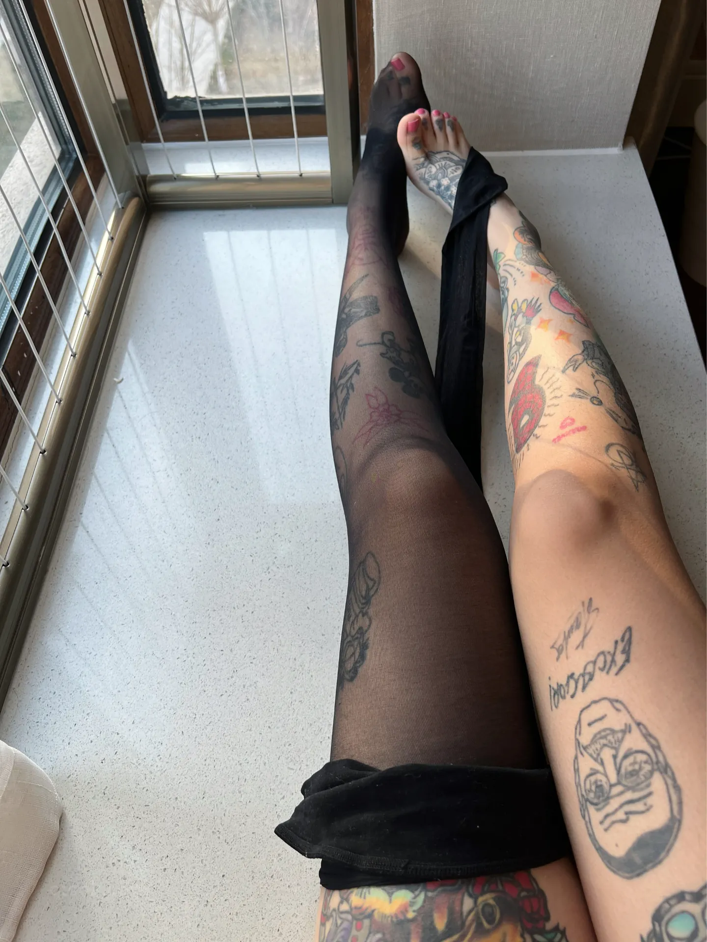 024.卡通百科老王 – 微密圈 黑丝玉足 [29P／143MB]-密图社