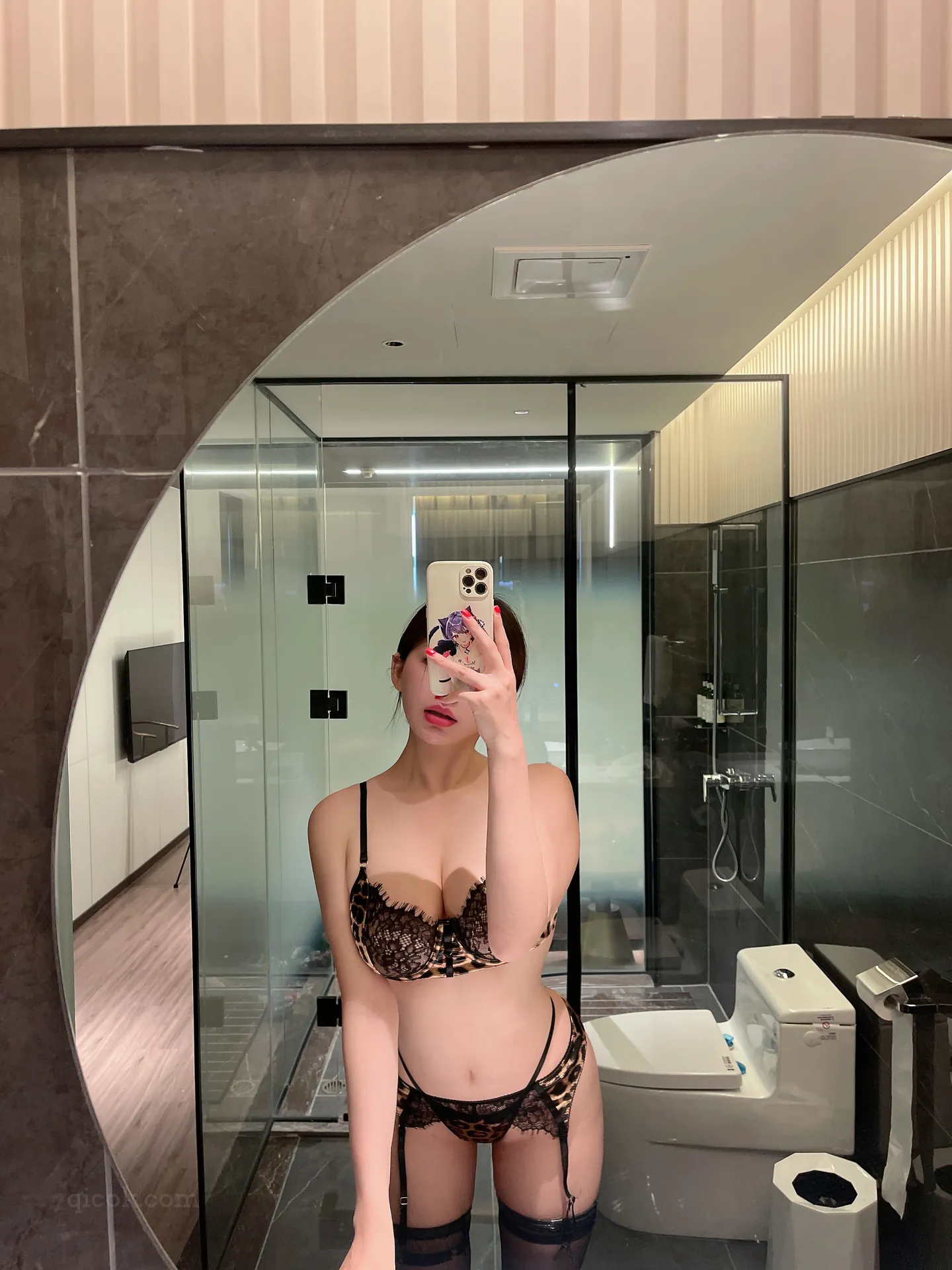 025.奶宝妹纸 – 微密圈系列  豹纹小吊带[63P-13V-160.7M]-密图社