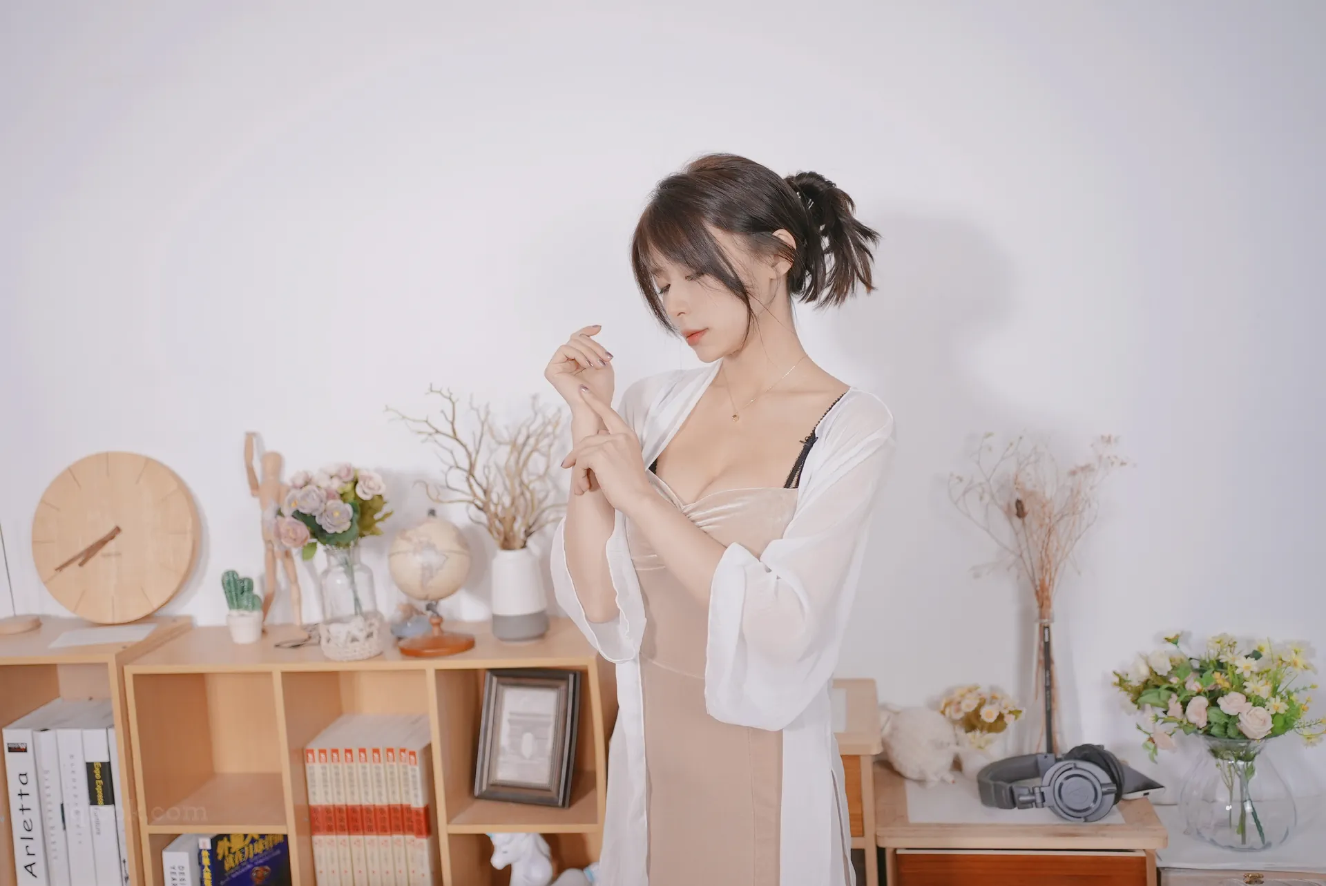 羊小雪@B站 – NO.001 舰长图包 – 白色休闲[27P-56.6M]-密图社