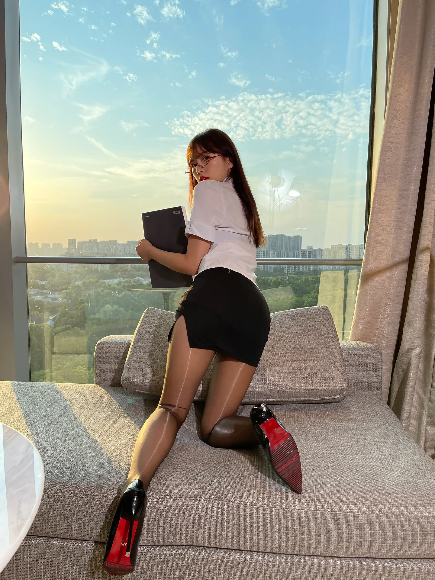 张思允 微蜜圈 –  NO.011 油亮黑丝制服[31P-249.8M]-密图社