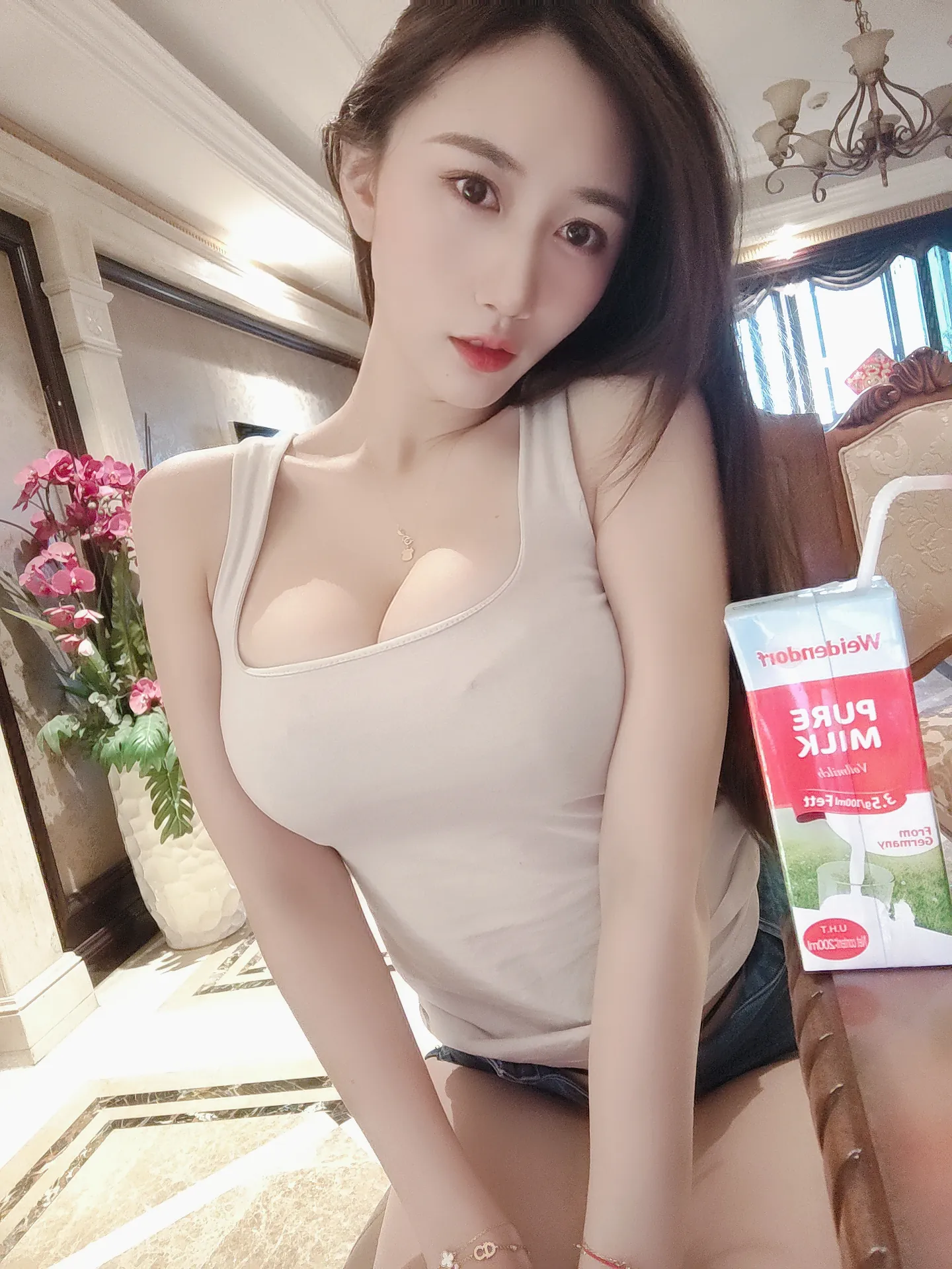 小玉吃果冻 – NO.017 白背心紧身牛仔短裤[35P／76MB]-密图社