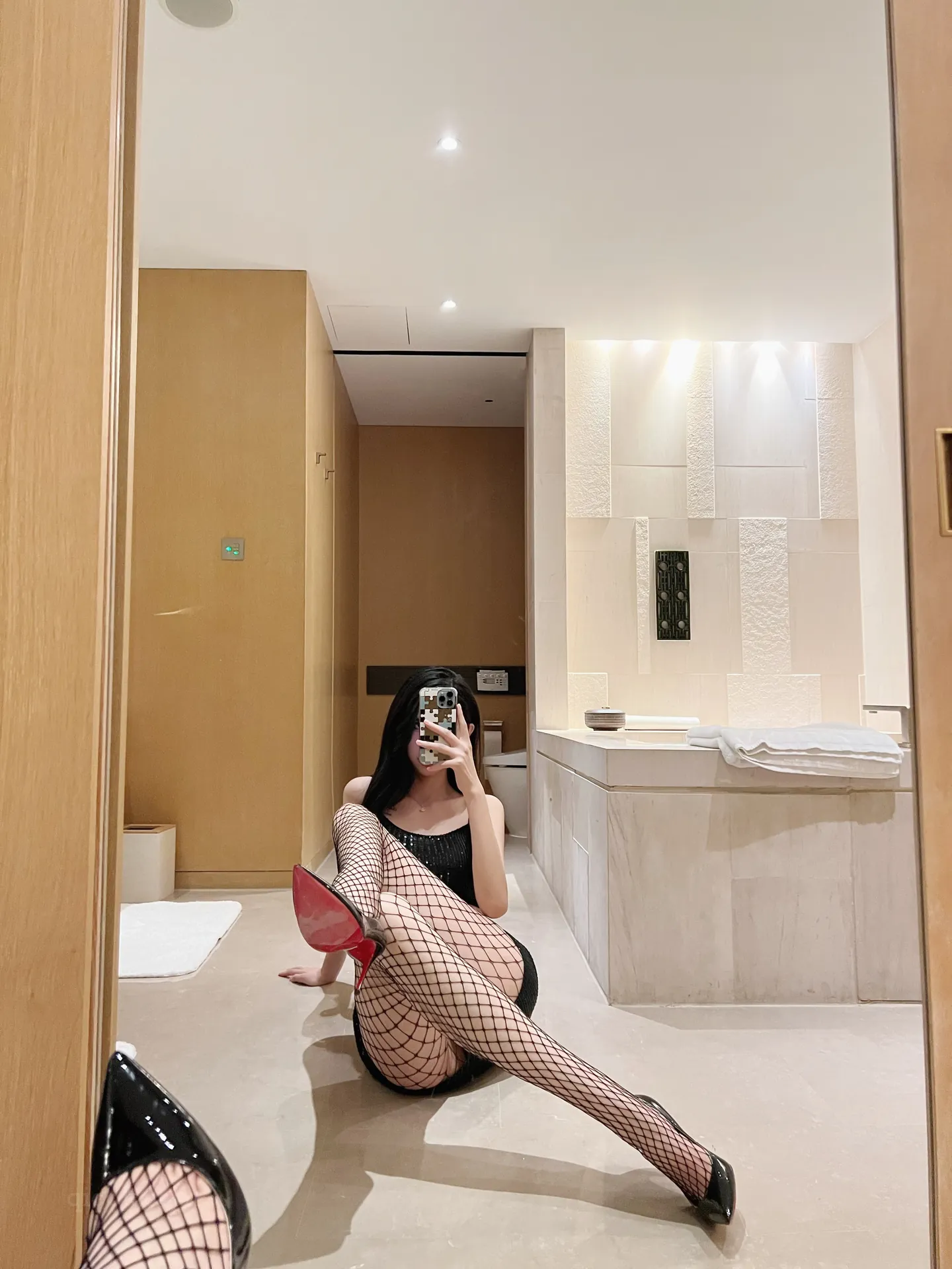 033.葛征GEZHENG – 黑丝网洞袜加超好看抹胸装[23P1V-126M]-密图社