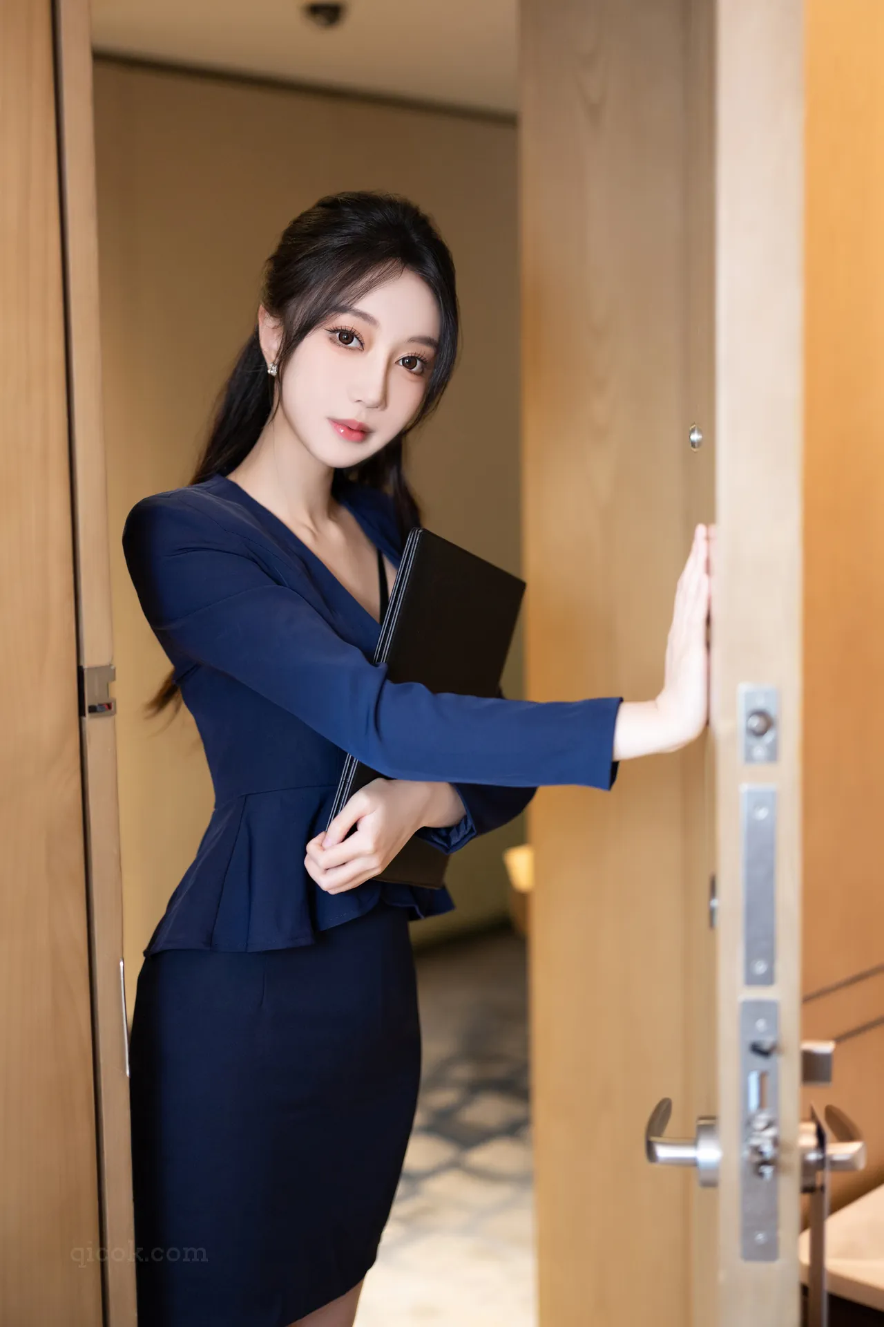 玥儿玥er – NO.007 秘书OL装 [90P-699MB]-密图社